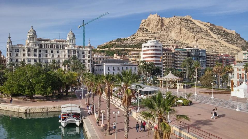 Vistas al Mar: Beachfront Getaway with Pool and Sports Facilities Alicante Exterior photo